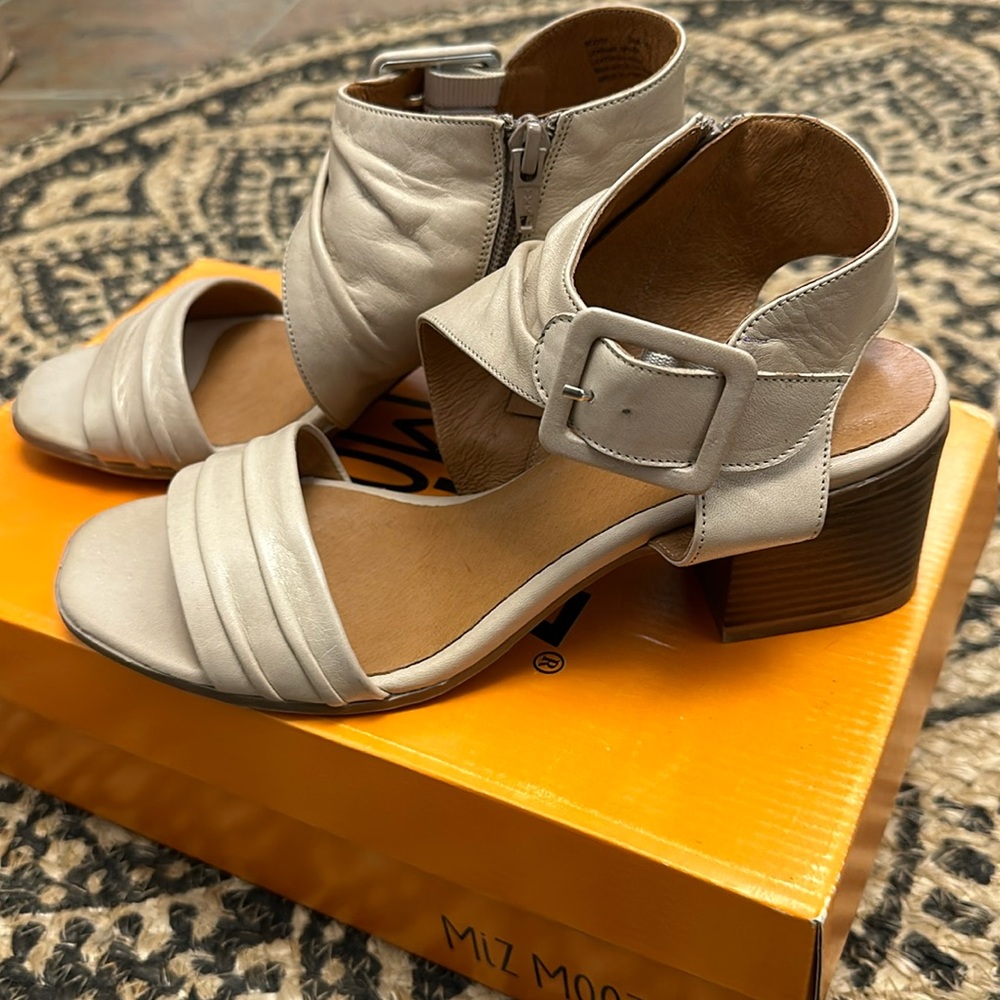 Sz 38(7.5)⭐️NWT Miz Mooz Scoot Nude/Cream  Leather Low Block Heel Dress Sandals.
